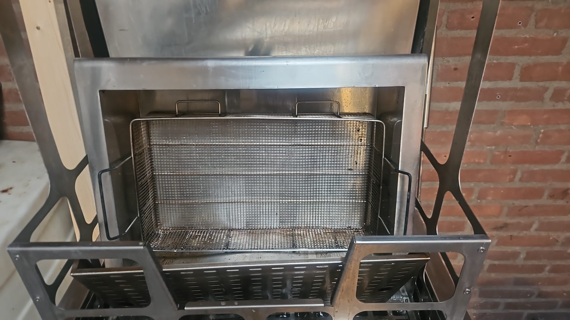 Schone frituurmand na reiniging in Horecatank