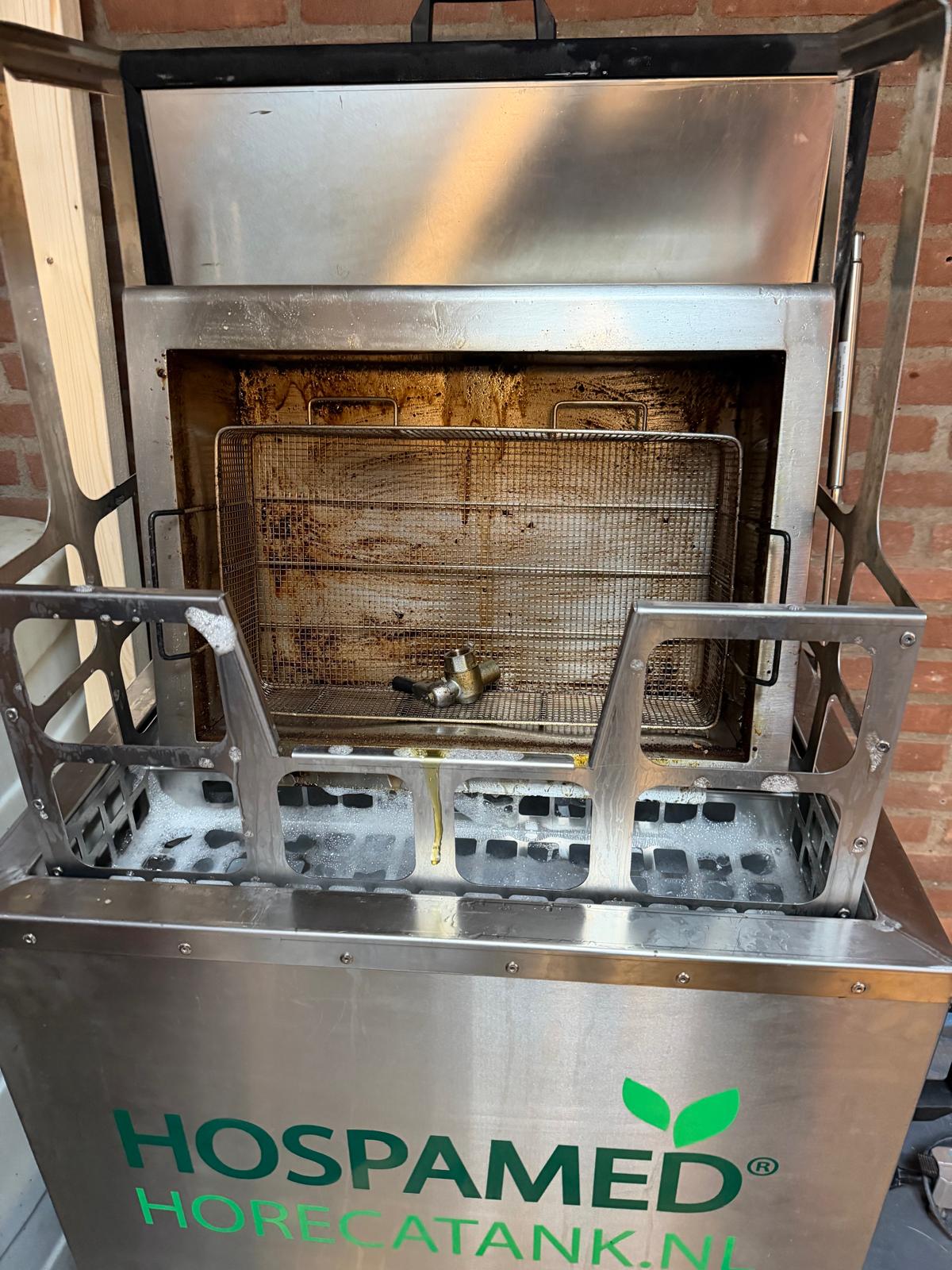 Frituurpan Schoonmaken in Recordtijd: Wat mag wel en niet in de Horecatank?